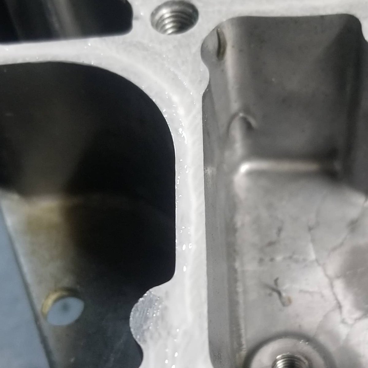 sakamoto_works's tweet photo. ヨシムラ式

そのままでも良いのにバリ取りしてからじゃないと組めない身体。。
ケースの合わせ面に綺麗に均等にシール材が出てくる様に塗る段階から手順があった。

何が変わる訳じゃ無いんだけど、気持ちの問題。

さ、気持ちを込めて仕上げます。

#サカモトワークス 
#sakamotoworks 
#yz250 https://t.co/7nerROZoGE
