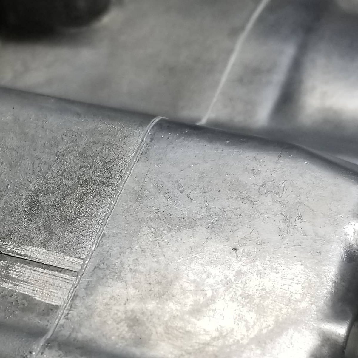 sakamoto_works's tweet photo. ヨシムラ式

そのままでも良いのにバリ取りしてからじゃないと組めない身体。。
ケースの合わせ面に綺麗に均等にシール材が出てくる様に塗る段階から手順があった。

何が変わる訳じゃ無いんだけど、気持ちの問題。

さ、気持ちを込めて仕上げます。

#サカモトワークス 
#sakamotoworks 
#yz250 https://t.co/7nerROZoGE
