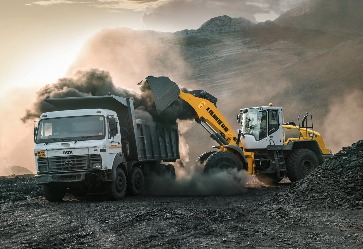 im_mining's tweet photo. Liebherr is modernising the three largest wheel loaders in its series, the L 550, L 566 and L 580 models, with, among other things, increasing the tip load, bucket sizes and engine power | https://t.co/Q6scnHVDSs @Liebherr #wheelloaders #L550 #L566 #L580 #miningequipment https://t.co/0wLyhXPBLB