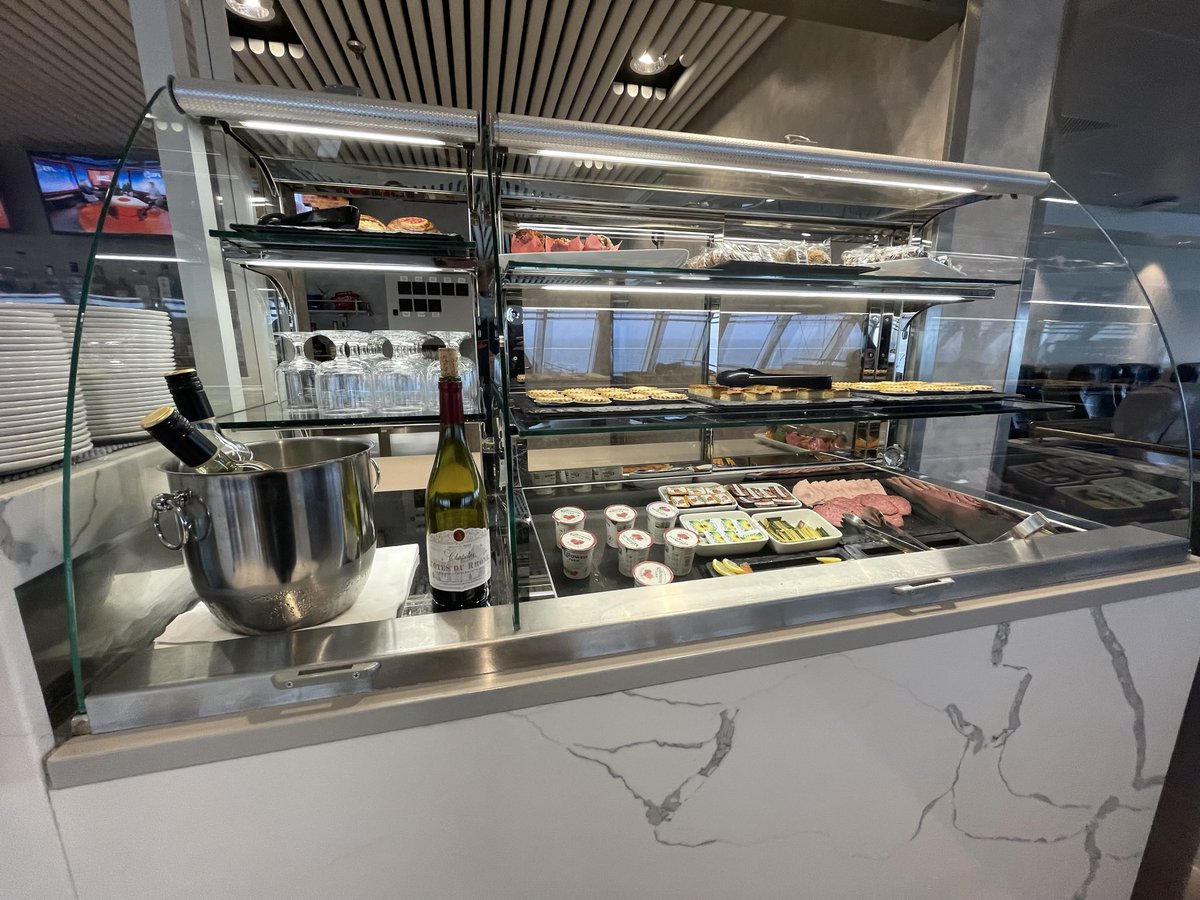 faerder46's tweet photo. Club Class…… @Irish_Ferries style. On WB Yeats #irishferries #clubclass #upgrade #ferry #dublin #holyhead . The Isle of Innisfree lounge with views over the bow. https://t.co/HabGTYPBzB