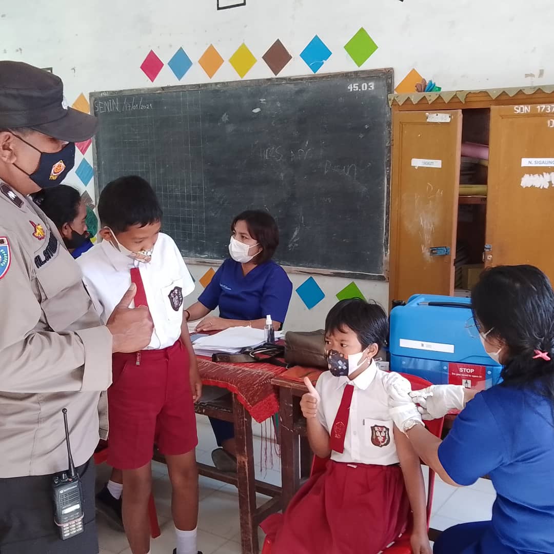 PolsekSamosir's tweet photo. Hari Senin* 
Tgl 17 Januari 2022* 
Pukul 09.00 wib 
Kapolsek Pangururan *AKP MARLEN SITANGGANG dan Pers melaksanakan Pengamanan dan Pendampingan pelaksanaan *Vaksinasi Merdeka Usia 6 s/d 11 Tahun* yang dilaksanakan di *SD Negeri 8 Sianting-anting, SD 2 Parsaoran I Kec Pangururan https://t.co/Bw953HPlST