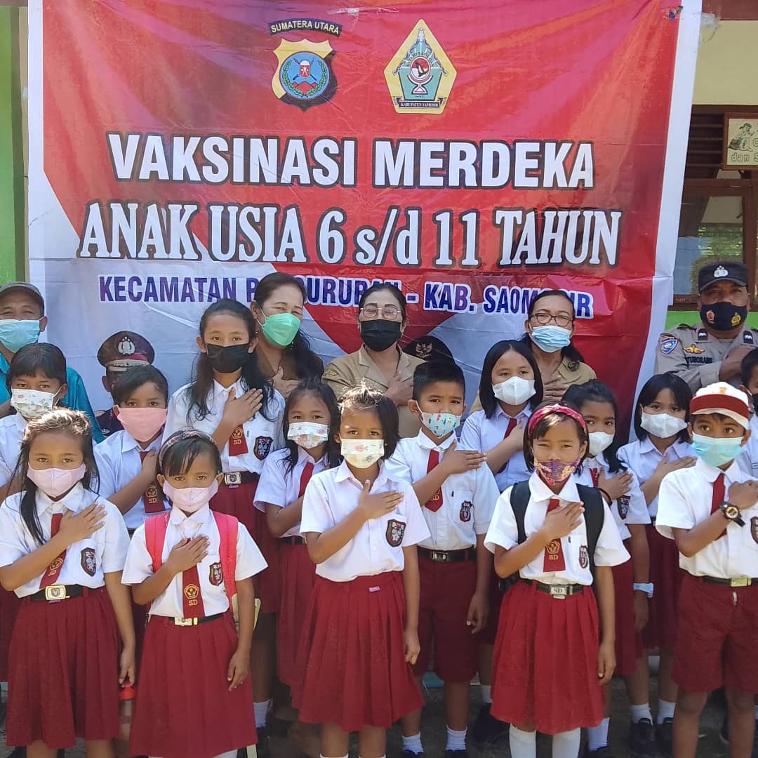 PolsekSamosir's tweet photo. Hari Senin* 
Tgl 17 Januari 2022* 
Pukul 09.00 wib 
Kapolsek Pangururan *AKP MARLEN SITANGGANG dan Pers melaksanakan Pengamanan dan Pendampingan pelaksanaan *Vaksinasi Merdeka Usia 6 s/d 11 Tahun* yang dilaksanakan di *SD Negeri 8 Sianting-anting, SD 2 Parsaoran I Kec Pangururan https://t.co/Bw953HPlST