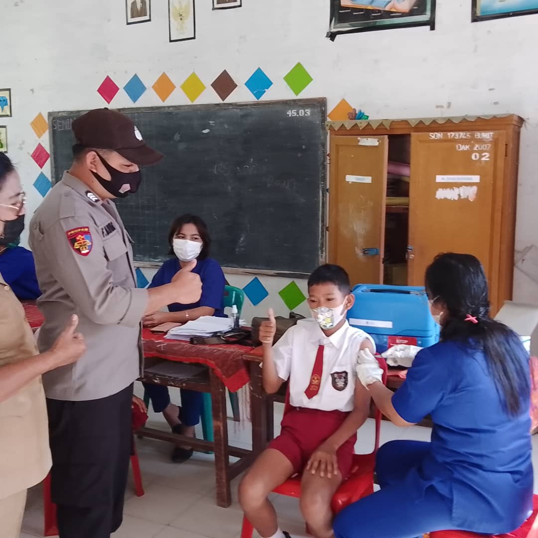 PolsekSamosir's tweet photo. Hari Senin* 
Tgl 17 Januari 2022* 
Pukul 09.00 wib 
Kapolsek Pangururan *AKP MARLEN SITANGGANG dan Pers melaksanakan Pengamanan dan Pendampingan pelaksanaan *Vaksinasi Merdeka Usia 6 s/d 11 Tahun* yang dilaksanakan di *SD Negeri 8 Sianting-anting, SD 2 Parsaoran I Kec Pangururan https://t.co/Bw953HPlST