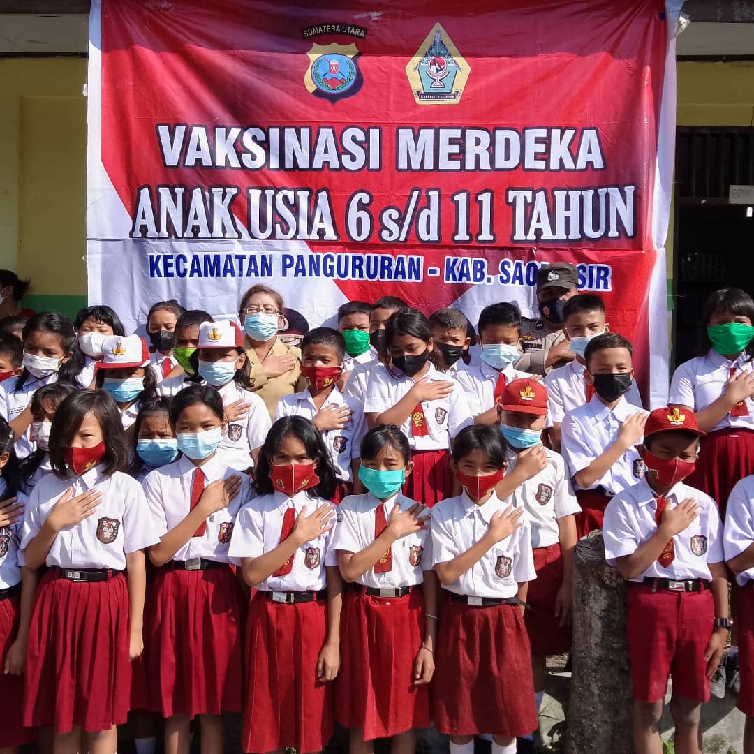 PolsekSamosir's tweet photo. Hari Senin* 
Tgl 17 Januari 2022* 
Pukul 09.00 wib 
Kapolsek Pangururan *AKP MARLEN SITANGGANG dan Pers melaksanakan Pengamanan dan Pendampingan pelaksanaan *Vaksinasi Merdeka Usia 6 s/d 11 Tahun* yang dilaksanakan di *SD Negeri 8 Sianting-anting, SD 2 Parsaoran I Kec Pangururan https://t.co/Bw953HPlST