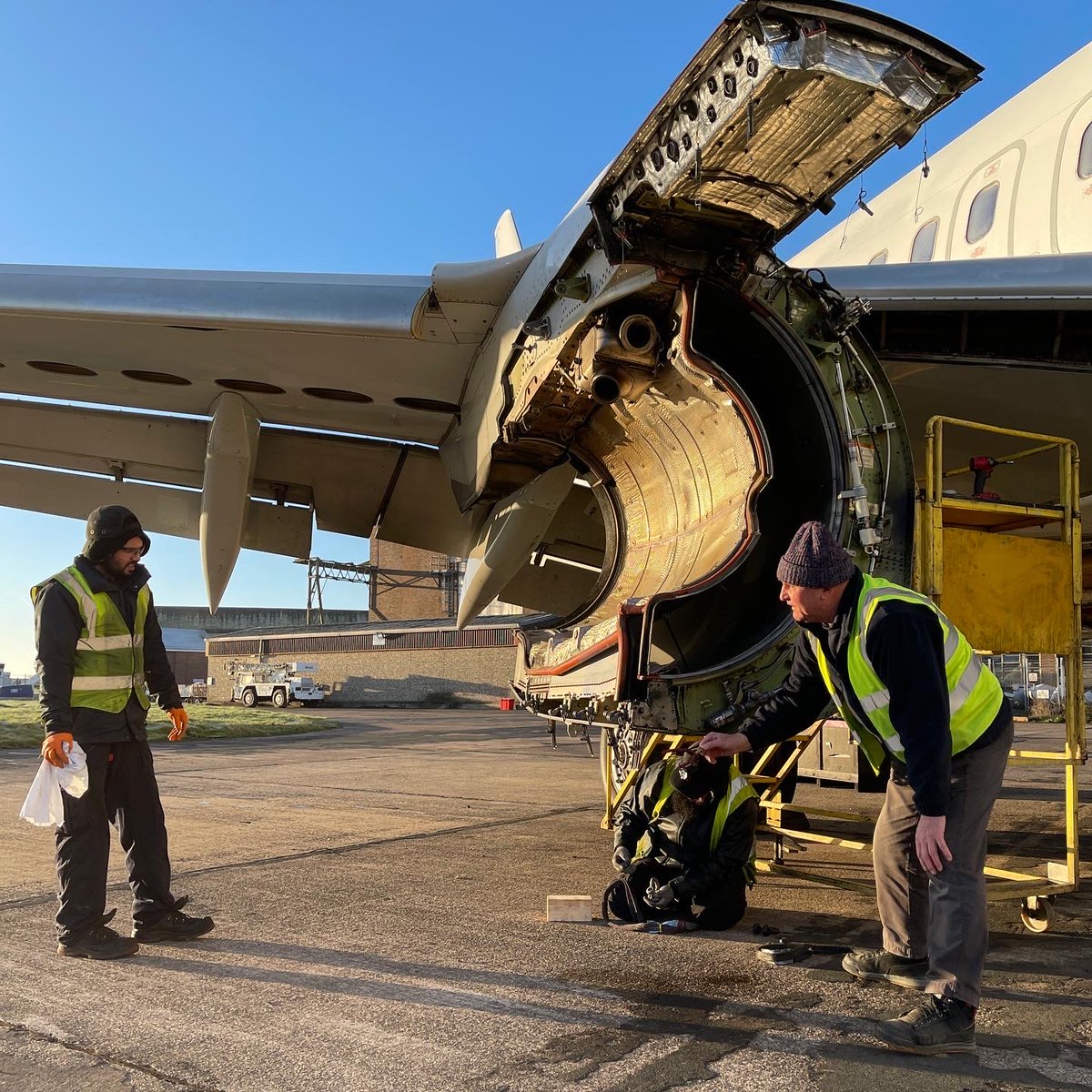 A crisp, cold morning carrying out a thrust reverser removal on this #B737, LY-BJB.