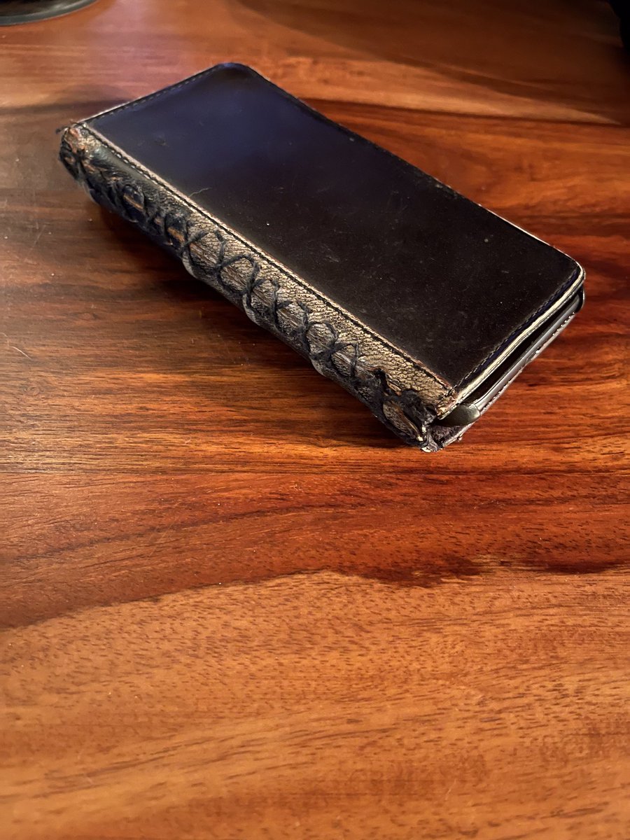 eowenp's tweet photo. @twelvesouth I think my iPhone 6 BookBook is close to being loved to death https://t.co/eUQOanSLFn