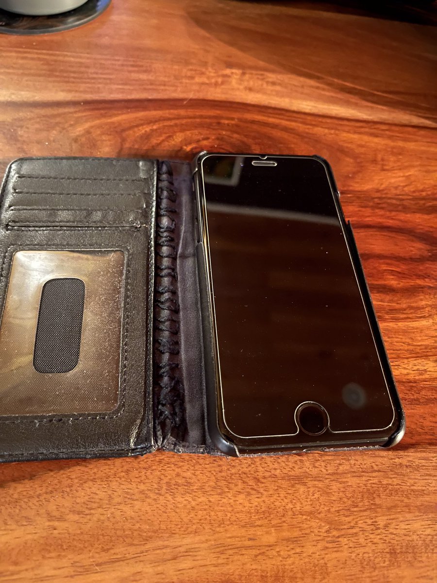 eowenp's tweet photo. @twelvesouth I think my iPhone 6 BookBook is close to being loved to death https://t.co/eUQOanSLFn