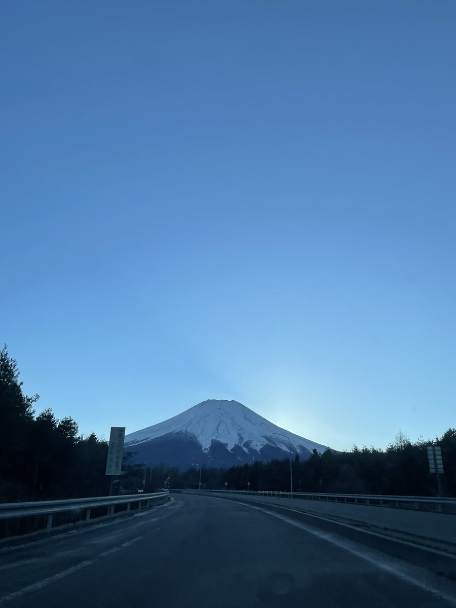 休日に山梨へドライブに行きました🗻 静岡からみる富士山とまた違う富士山がみれてなんだか新鮮でした☺️ たまにはドライブもいいですね♪ みなさんはどんなリフレッシュをお過ごしですか？今日も1日お