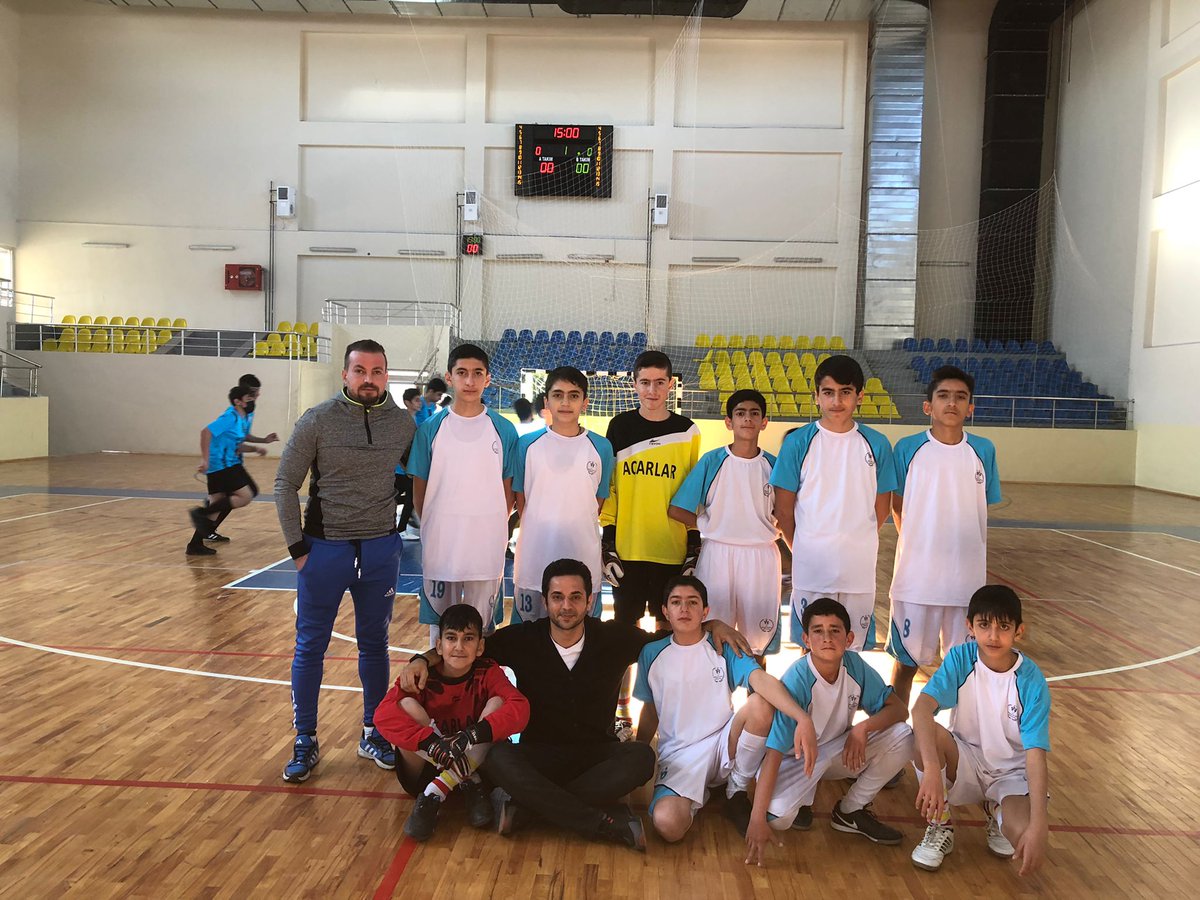 ImkbSar's tweet photo. Okulumuz futsal takımı yarı finalde Doğa Kolejini 8-2 yenerek finale çıktı. Oyuncularımızı ve beden eğitimi öğretmeni Muhammed Elitok u tebrik eder başarılarının devamını dileriz @bingolmem https://t.co/KwcRRtxdik