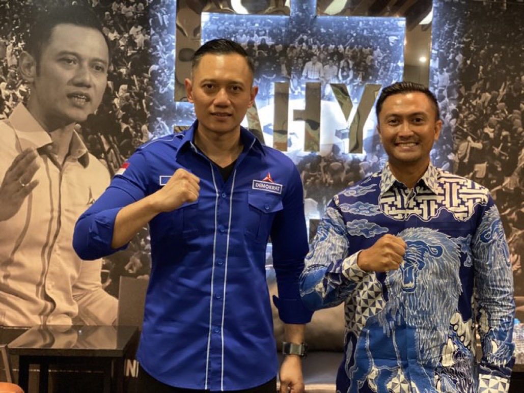 bowmen_m's tweet photo. Mas ketum ⁦@AgusYudhoyono⁩ 
Mas Anjas ⁦@alimuhsuharli⁩ 
Duo milenial pilihan Indonesia,
Bersatu pasti kuat Bersama kita Bangkit ✊

#MenujuKM2024 https://t.co/XwkpykfIPB