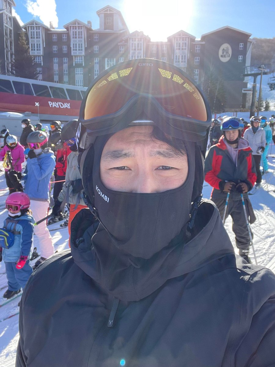 SimuLiu's tweet photo. the little kid behind me has so much more swag than me it's insane https://t.co/wylowpl19a