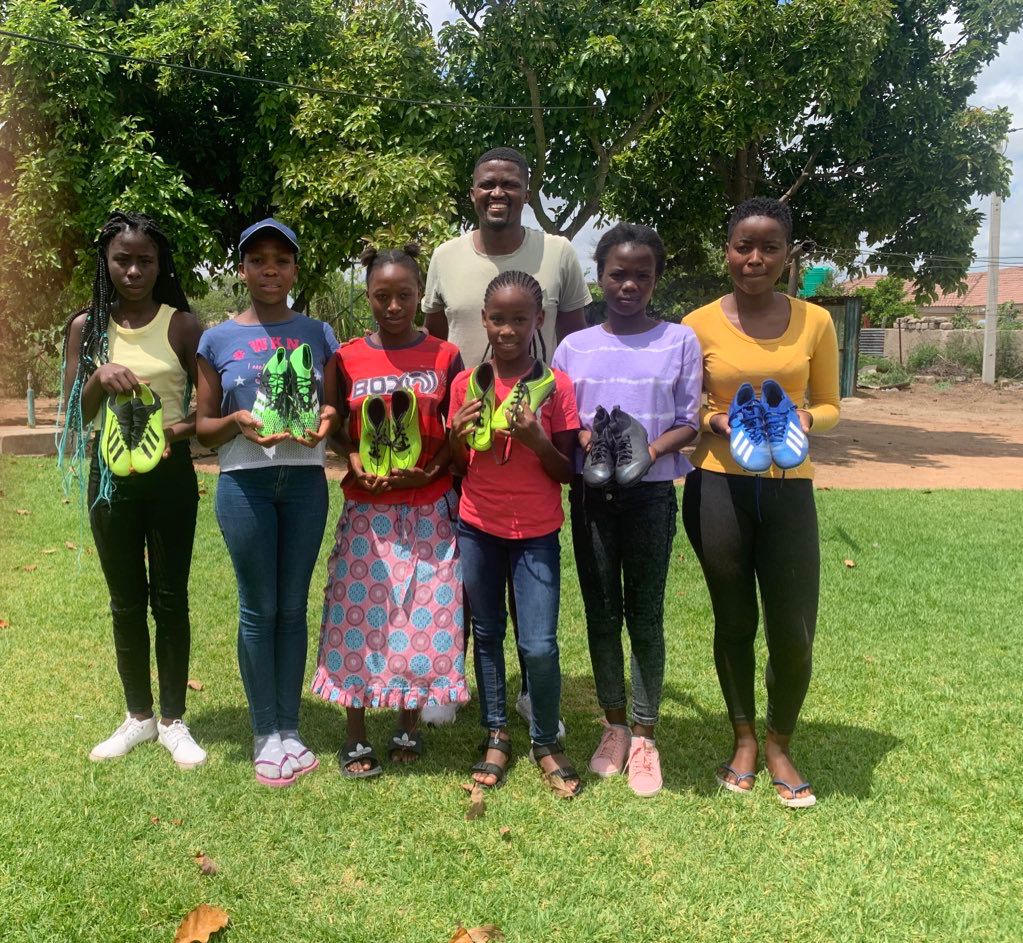 Radio2000_ZA's tweet image. #FeelGoodMoment

We chat to Phure Chochi - Committee member of the Lebo Moloto Foundation @ChebengC

The foundation recently donated soccer cleats and sanitary towels as they look to keep the girl child in school. 

#BetterTogether #Radio2000