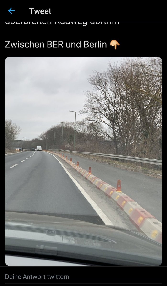DasBoes's tweet photo. Sacht mal laut #autobubble soll es einen Radweg über die ?Autobahn? zum #BER geben.
Weiß da jemand mehr oder ist das so Bullshit wies aussieht? https://t.co/2lvPjCGTLs