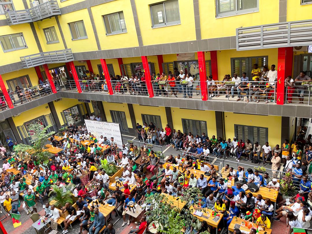 b_ssadi's tweet image. Vous êtes très nombreux à regarder les matchs de la CAN à B'SSADI GALLERIES à travers notre écran géant de 6M2. Rendez-vous ce soir encore😉 toujours dans une ambiance électrique👊 📸 #POCOM
#bssadigalleries  #AFCON2021   #TeamCameroon    #CAN2021