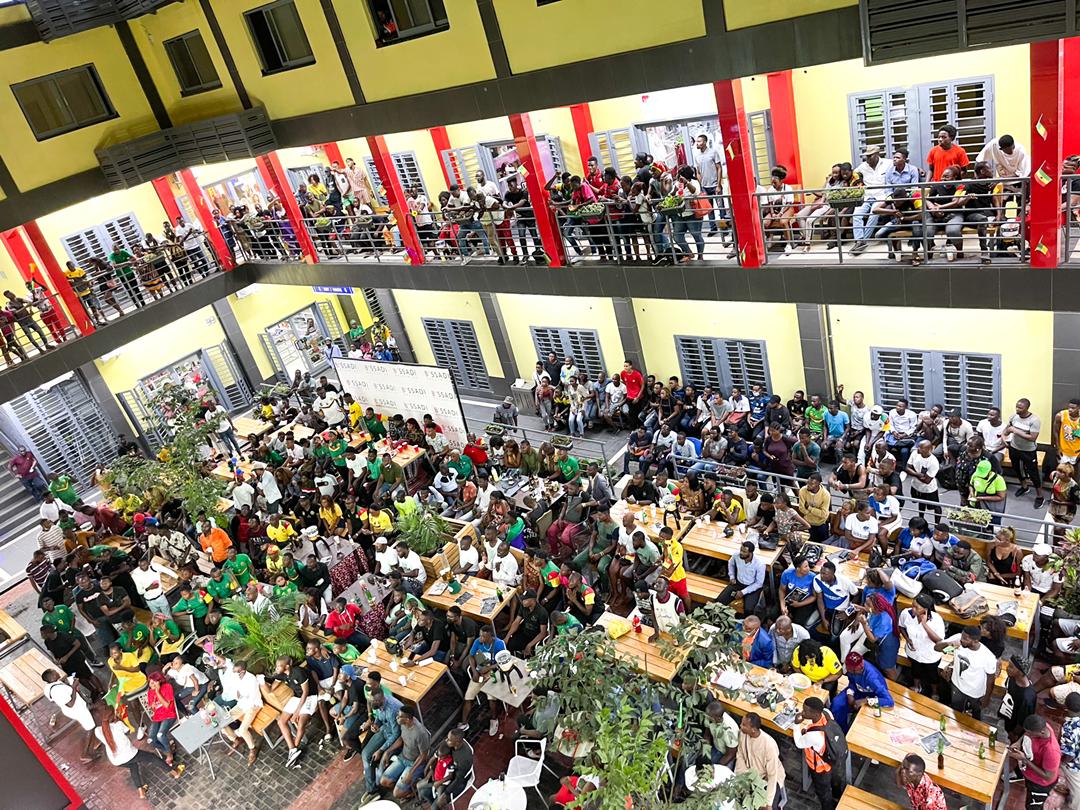 b_ssadi's tweet image. Vous êtes très nombreux à regarder les matchs de la CAN à B'SSADI GALLERIES à travers notre écran géant de 6M2. Rendez-vous ce soir encore😉 toujours dans une ambiance électrique👊 📸 #POCOM
#bssadigalleries  #AFCON2021   #TeamCameroon    #CAN2021