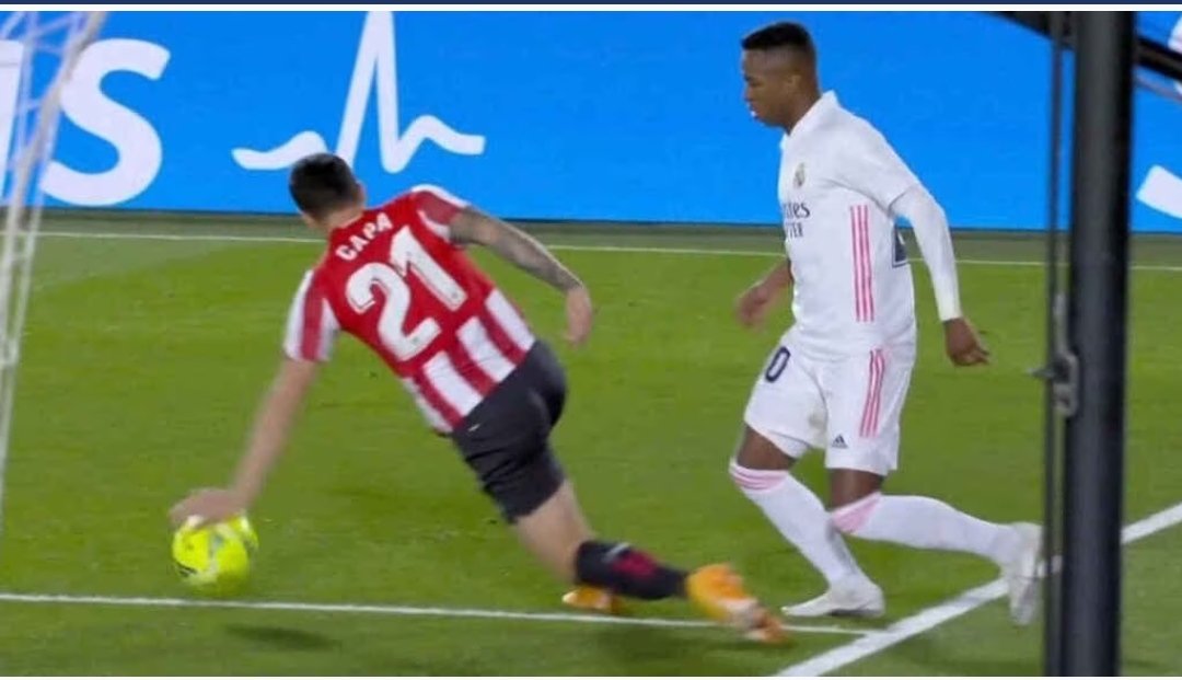 Pelaez81's tweet photo. @kagetxillo Yo no sé si la de ayer fue penalty o no ( para mi no). Lo que no veo justo es que el año pasado en esta jugada se dijera que no era penalty y ahora que la de ayer sea clarísima. Es que el criterio es según el color de la camiseta. https://t.co/3BkAORzjVh