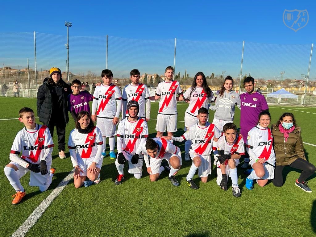 _FEDPC_'s tweet photo. 📢 Arrancó la Liga de Fútbol 7 ⚽️🏆 con muchos goles y con Rayo Vallecano y Disport FC con pleno de victorias. En la novedosa Copa Promesas, el Adiam es el primer líder 

Os dejamos la crónica 📰 de la 1ª Jornada👇
https://t.co/3NsIMdSQWP https://t.co/JYcXuRFbkO