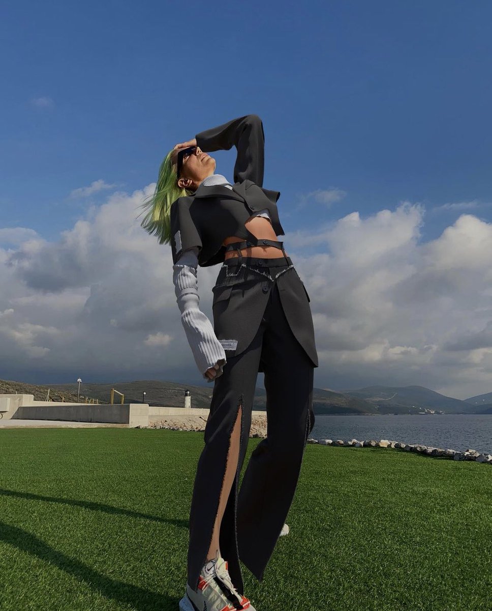 ecoolska's tweet photo. What about this #digitallook for #Metaverse fashion routine? Comment ππΌ https://t.co/BRAK1WZJ7d