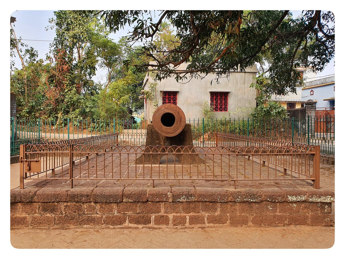 ArchaeoNomad's tweet photo. This cannon is credited with successfully repelling #Maratha attack on #Bishnupur in 1742. King Gopal Singh personally led the defense. Legend credits Madanmohan, the royal deity for singlehandedly defending the city with cannons. It's conservation was ordered by Lord Curzon. https://t.co/8958fHZXEI