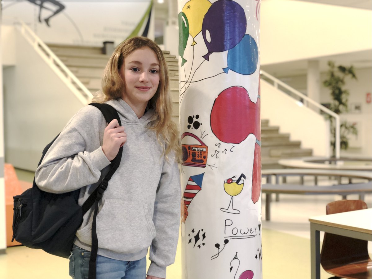 "Ons ontwerp is al in de aula te zien" vertelt Nova Bo. De twaalfjarige leerling van PCC Heiloo koos daar voor de #cultuurklas en heeft het naar haar zin! Lees het hele interview met Nova via pcc.nu/heiloo/ons-ont… #school #vo #middelbare #heiloo