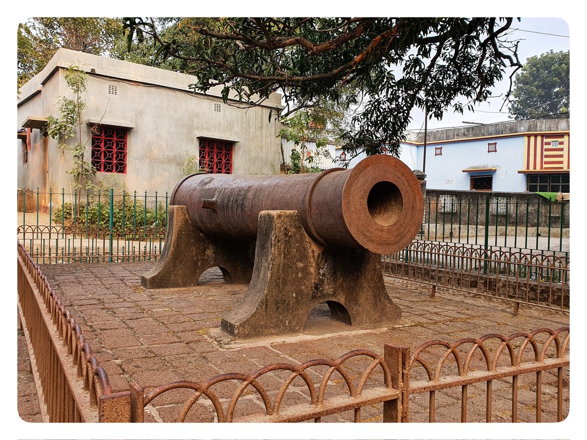 ArchaeoNomad's tweet photo. This cannon is credited with successfully repelling #Maratha attack on #Bishnupur in 1742. King Gopal Singh personally led the defense. Legend credits Madanmohan, the royal deity for singlehandedly defending the city with cannons. It's conservation was ordered by Lord Curzon. https://t.co/8958fHZXEI