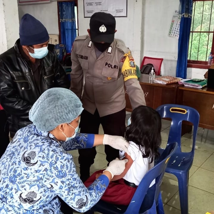 PolsekSamosir's tweet photo. Hari Senin* 
Tgl 17 Januari 2022* 
Pukul 09.00 wib

Bhabinkamtibmas BRIPKA MT. TINDAON dan Kanit Intel BRIPKA INMAS W melaksanakan Pengamanan dan Pendampingan pelaksanaan *Vaksinasi Merdeka Usia 6 s/d 11 Tahun* yang dilaksanakan di *SD Negeri 7 Salaon Dolok* Kec. Ronggur Nihut https://t.co/k7jwXUfwBp