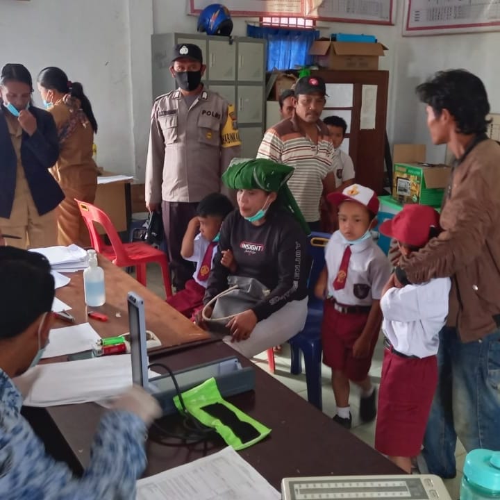 PolsekSamosir's tweet photo. Hari Senin* 
Tgl 17 Januari 2022* 
Pukul 09.00 wib

Bhabinkamtibmas BRIPKA MT. TINDAON dan Kanit Intel BRIPKA INMAS W melaksanakan Pengamanan dan Pendampingan pelaksanaan *Vaksinasi Merdeka Usia 6 s/d 11 Tahun* yang dilaksanakan di *SD Negeri 7 Salaon Dolok* Kec. Ronggur Nihut https://t.co/k7jwXUfwBp