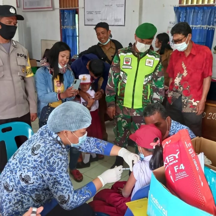 PolsekSamosir's tweet photo. Hari Senin* 
Tgl 17 Januari 2022* 
Pukul 09.00 wib

Bhabinkamtibmas BRIPKA MT. TINDAON dan Kanit Intel BRIPKA INMAS W melaksanakan Pengamanan dan Pendampingan pelaksanaan *Vaksinasi Merdeka Usia 6 s/d 11 Tahun* yang dilaksanakan di *SD Negeri 7 Salaon Dolok* Kec. Ronggur Nihut https://t.co/k7jwXUfwBp