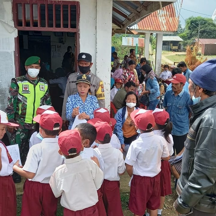 PolsekSamosir's tweet photo. Hari Senin* 
Tgl 17 Januari 2022* 
Pukul 09.00 wib

Bhabinkamtibmas BRIPKA MT. TINDAON dan Kanit Intel BRIPKA INMAS W melaksanakan Pengamanan dan Pendampingan pelaksanaan *Vaksinasi Merdeka Usia 6 s/d 11 Tahun* yang dilaksanakan di *SD Negeri 7 Salaon Dolok* Kec. Ronggur Nihut https://t.co/k7jwXUfwBp
