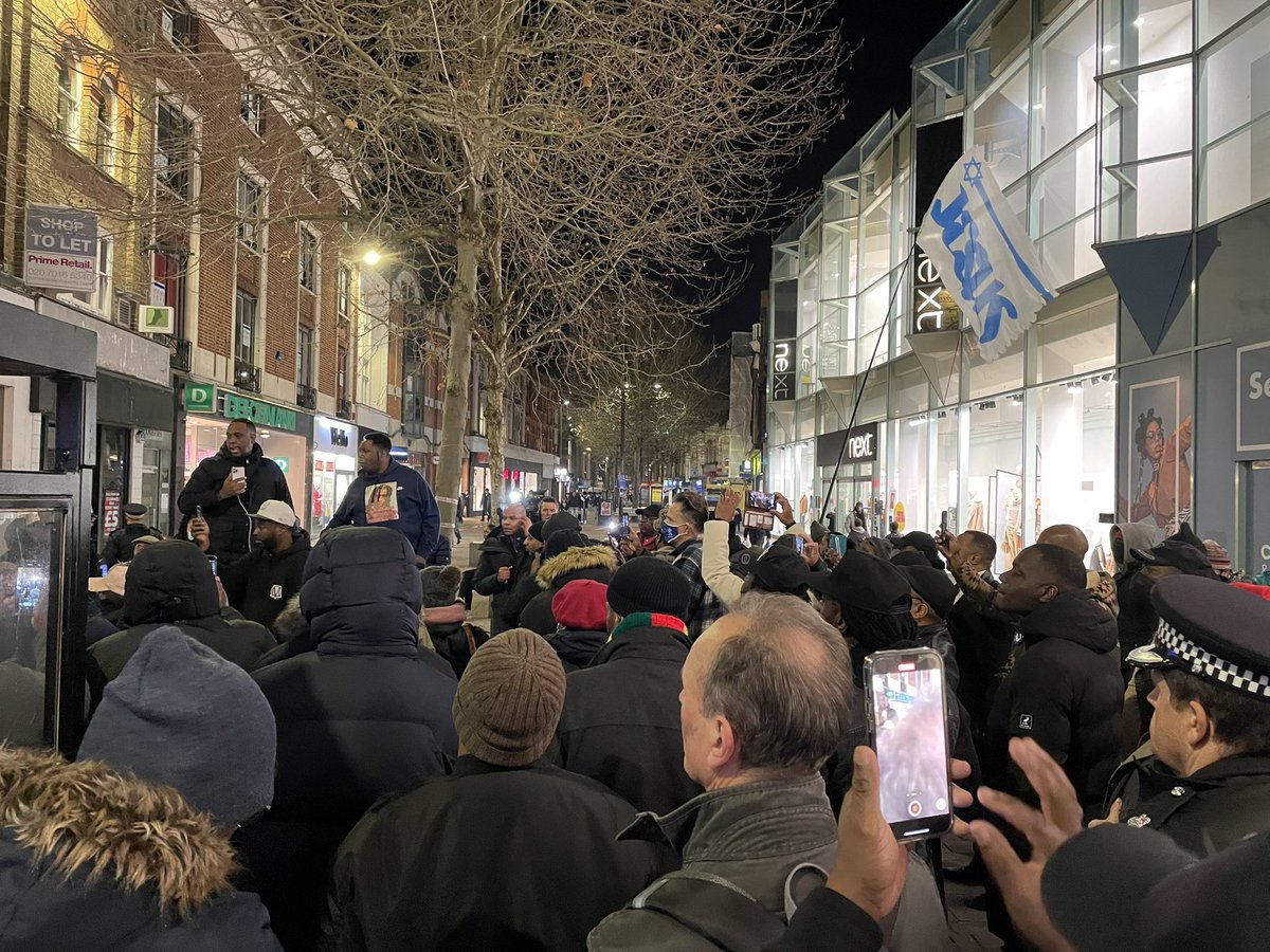 Important night in Croydon as 200 mainly black men came together and said we will help put an end to the crime in our borough. With <a href="/KingPassDaMic/">Anthony ‘Pass Da Mic’ King</a> the #metpolice #myends fathers business and women, we are working to show our young people there is a better way #knifecrime #gangs