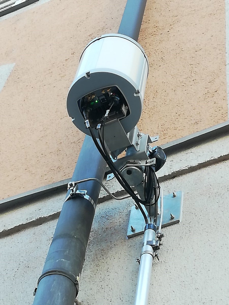 telefonica_de's tweet photo. Als bundesweit erster Netzbetreiber aktivieren wir heute in München erstmals #OpenRAN Mini-Funkzellen! Mit unseren Small Cells sorgen wir an sehr belebten Orten für zusätzliche Kapazitäten und mehr Bandbreite für unsere Kund:innen. Mehr dazu: https://t.co/OM0PnG12zo https://t.co/cIB77u1Arj
