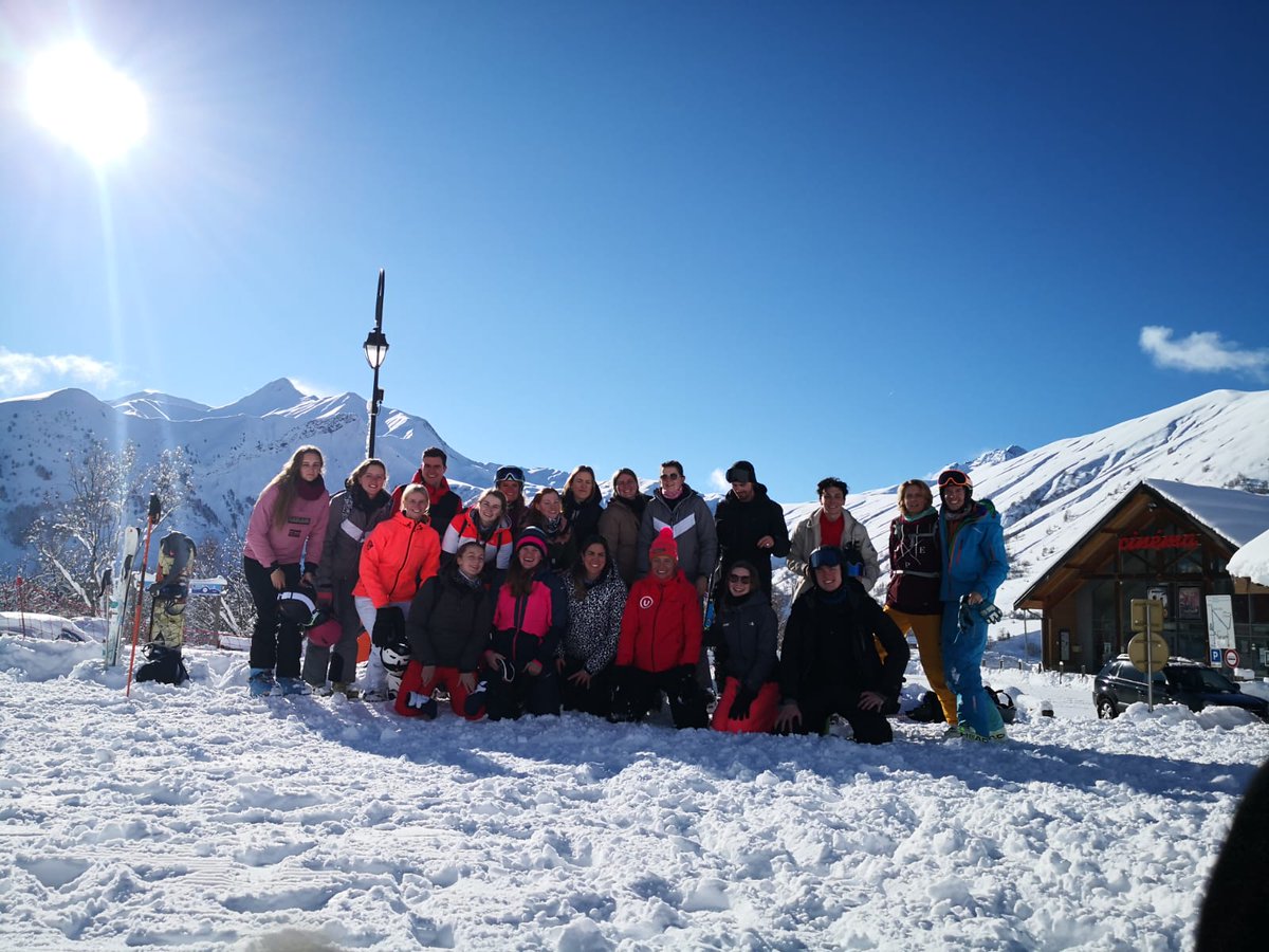 Wat doe je als het een 'grijze' Blue Monday is? Foto's bekijken van studenten uit de minor Bewegingsonderwijs die vorige week prachtig weer hadden tijdens wintersport ☀️ ⛷🏂! #pabo  #leraar #lerares #leerkracht #basisonderwijs  #TMH #thomasmorehogeschool #hbo #paborotterdam
