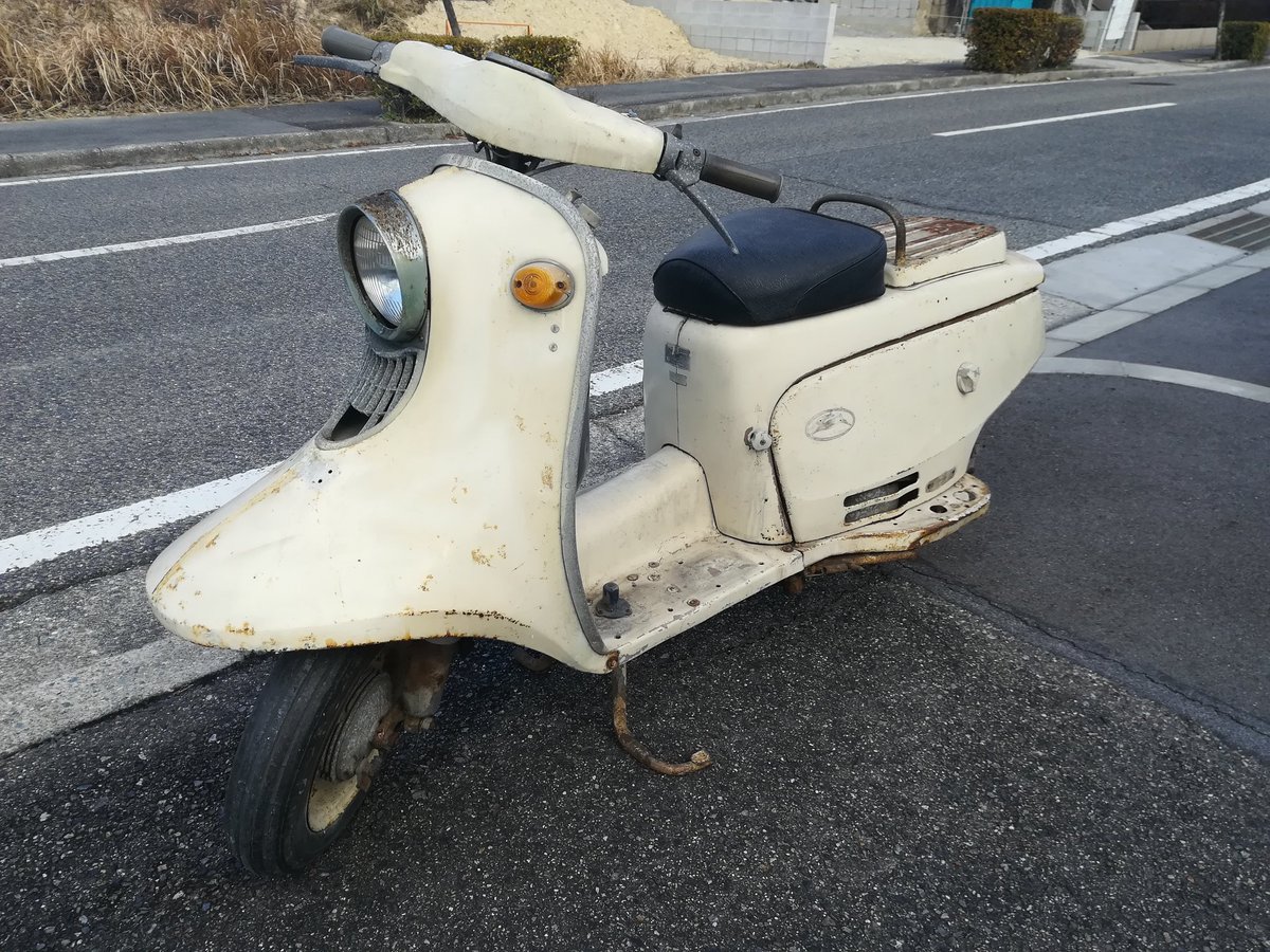 ハンドルの左にレバーがないのはトルコン搭載したオートマで、レバーがあるのがハンドチェンジのマニュアル