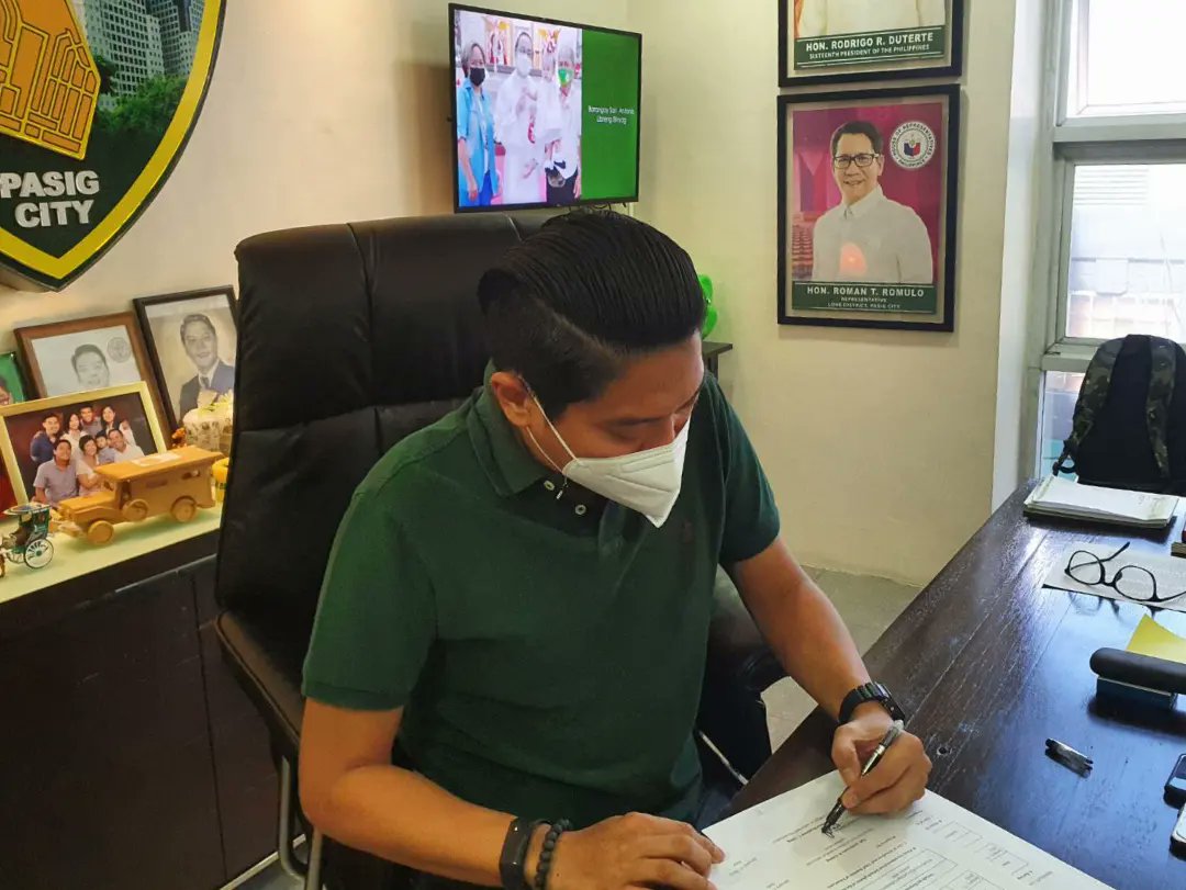 bsapasig's tweet photo. LOOK: Kap. Thomas Raymond Lising is back in his @bsapasig office. β
After completing home quarantine, π‘ our Punong Barangay resumes onsite work and advises constituents to limit social interactions to curb virus transmission. βπ¦
#BeatCOVID19 #KeepSafeBSA #TuloyAngSerbisyoBSA https://t.co/cLhloLvaS1