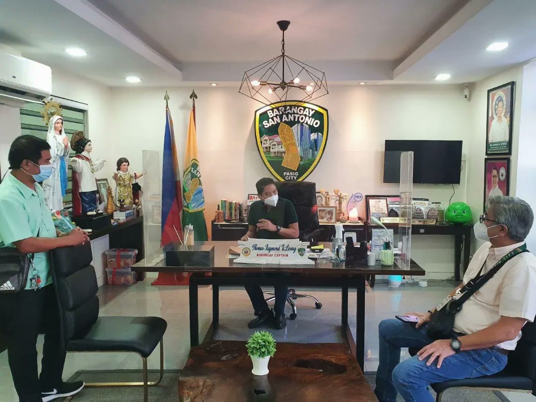 bsapasig's tweet photo. LOOK: Kap. Thomas Raymond Lising is back in his @bsapasig office. β
After completing home quarantine, π‘ our Punong Barangay resumes onsite work and advises constituents to limit social interactions to curb virus transmission. βπ¦
#BeatCOVID19 #KeepSafeBSA #TuloyAngSerbisyoBSA https://t.co/cLhloLvaS1