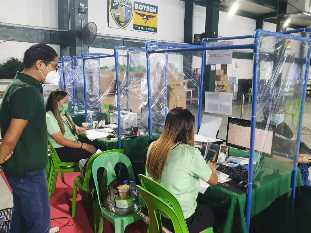 bsapasig's tweet photo. LOOK: Kap. Thomas Raymond Lising is back in his @bsapasig office. β
After completing home quarantine, π‘ our Punong Barangay resumes onsite work and advises constituents to limit social interactions to curb virus transmission. βπ¦
#BeatCOVID19 #KeepSafeBSA #TuloyAngSerbisyoBSA https://t.co/cLhloLvaS1