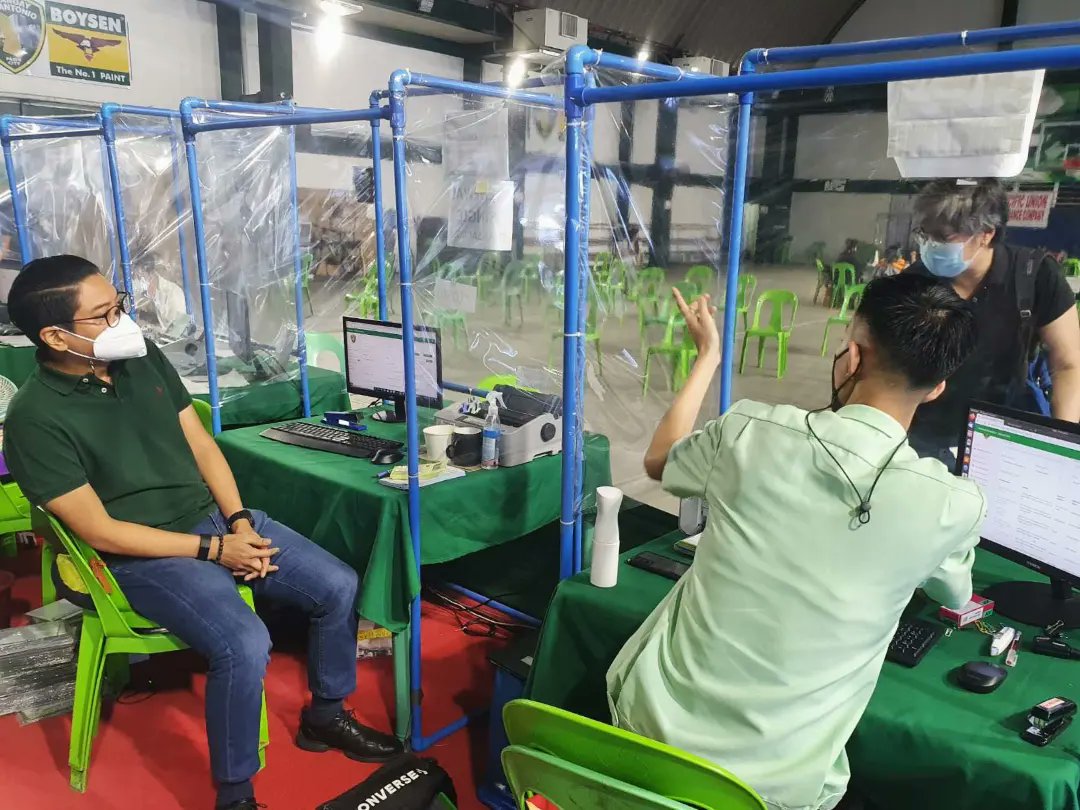 bsapasig's tweet photo. LOOK: Kap. Thomas Raymond Lising is back in his @bsapasig office. β
After completing home quarantine, π‘ our Punong Barangay resumes onsite work and advises constituents to limit social interactions to curb virus transmission. βπ¦
#BeatCOVID19 #KeepSafeBSA #TuloyAngSerbisyoBSA https://t.co/cLhloLvaS1