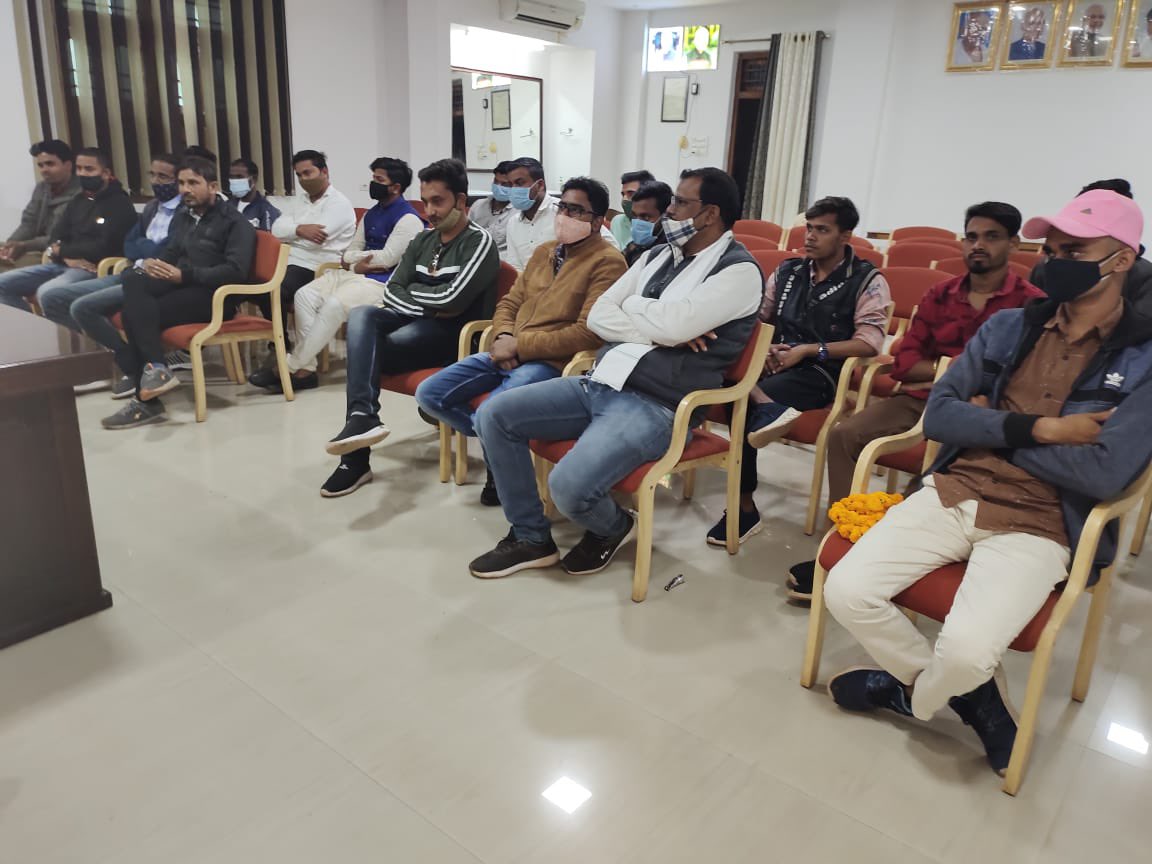 saurabhpawarinc's tweet photo. छत्तीसगढ़ प्रदेश युवा कांग्रेस अध्यक्ष श्री @Cocopadhi जी, राष्ट्रीय संयोजक व छ.ग. SM प्रभारी श्री @KKShastrii जी के मार्गदर्शन में चेयरमैन SM श्री @AnupVerma_IYC जी व प्रदेश सचिव @Tukaram_IYC जी की उपस्तिथि में कवर्धा ज़िला युवा कांग्रेस सोशल मीडिया की बैठक संपन्न हुई। https://t.co/DKsUZZfi4x