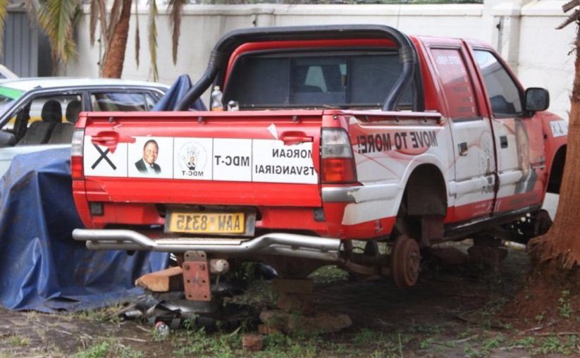 GondaiMutongi's tweet photo. Everything that Chamisa touches breaks down into pieces 

Look at the vehicles left by Tsvangirai. They are all sitting on stones. Look at the towns under his councillors. They are all rotten with potholed roads and overflowing sewage. His party is in tatters. Chamisa is clueless https://t.co/0ByWqCsxKn