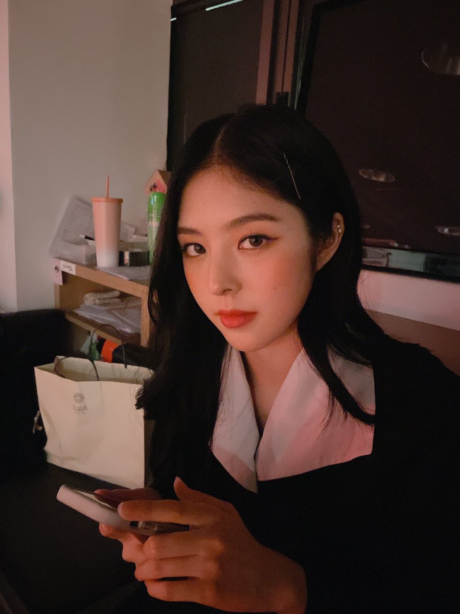 Erin_France_'s tweet photo. 📍 UPDATE du 10.11.21 📍

En retard mais faisant semblant d'être un fantôme (?) Une photo 👻

#SKYLE 
#ERIN https://t.co/bhStCyokoS