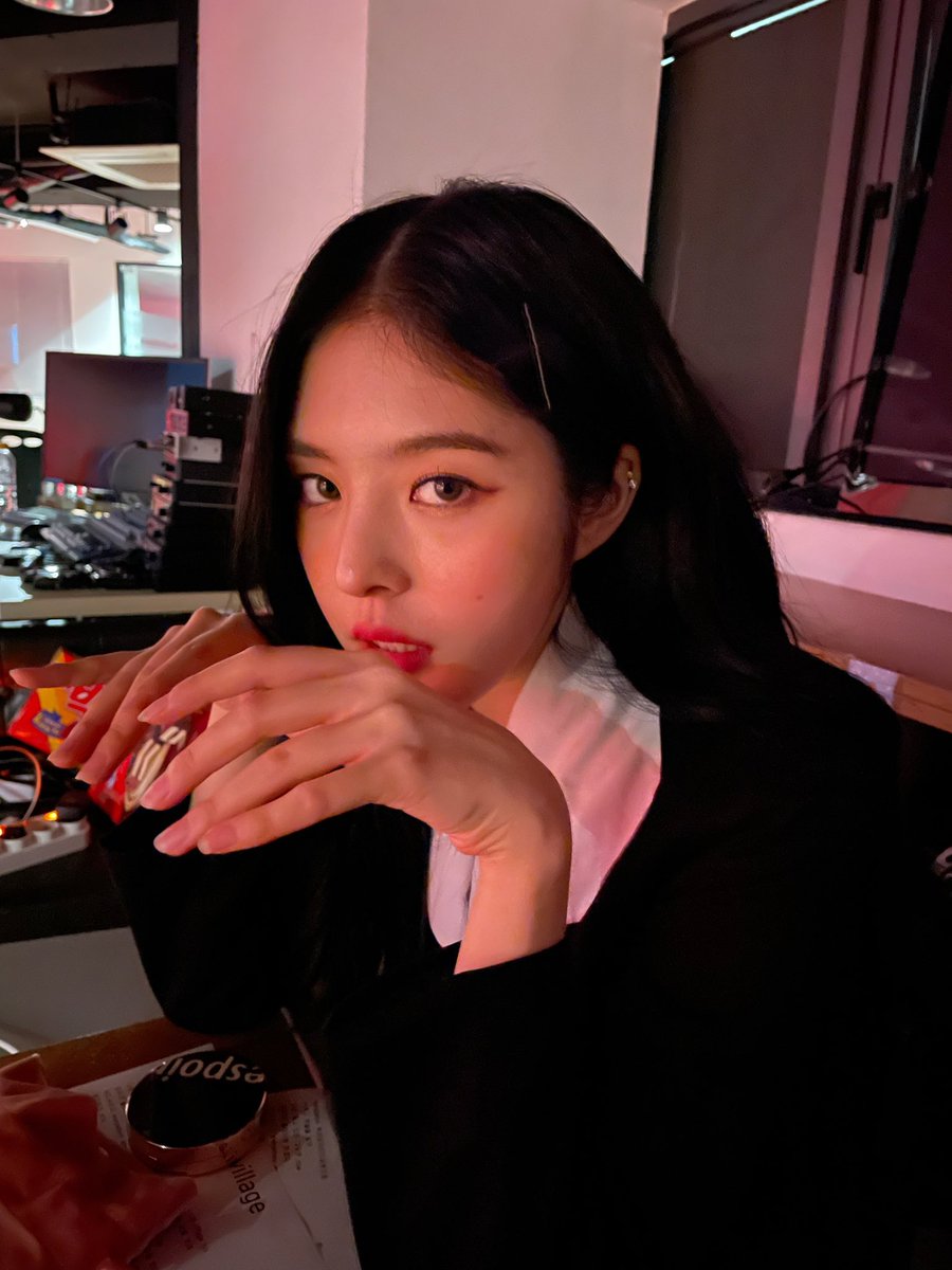Erin_France_'s tweet photo. 📍 UPDATE du 10.11.21 📍

En retard mais faisant semblant d'être un fantôme (?) Une photo 👻

#SKYLE 
#ERIN https://t.co/bhStCyokoS