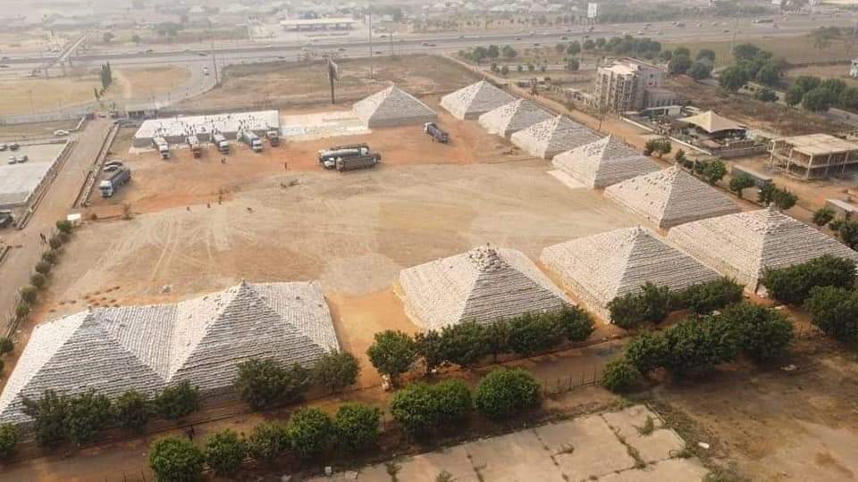 Journalist_Mind's tweet photo. ๐ฅBOOM
Made In Nigeria Rice Paddy Stacked As Pyramids In Abuja , This Is Real. Nigerian Farmers Are Making History. President Muhammadu Buhari Will Officially Unveil It Tomorrow. https://t.co/2OZEkXzjoH