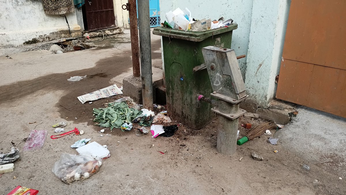 MahiraStudio's tweet photo. It happened again @CMCCuttack @AnanyaDasIAS 
Location: Khatbin Sahi, Bari Lane
This area garbage dustbin is not clean everyday. Please @CMCCuttack make sure it is clean  everyday. Thank you https://t.co/YNxOQo09GN