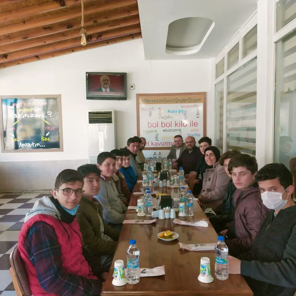 SehitNaci's tweet photo. Din öğretimi Genel Müdürlüğü meslek dersleri kazanım değerlendirme sınavında dereceye giren öğrencilerimizi lokantada yemek ikramında bulunduk.Ayrıca birinci olan öğrencileri para ile ödüllendirdik. Başarılı olan öğrencilerimizi tebrik eder , hayırseverlerimize teşekkür ederiz. https://t.co/Lo500jzY8Q