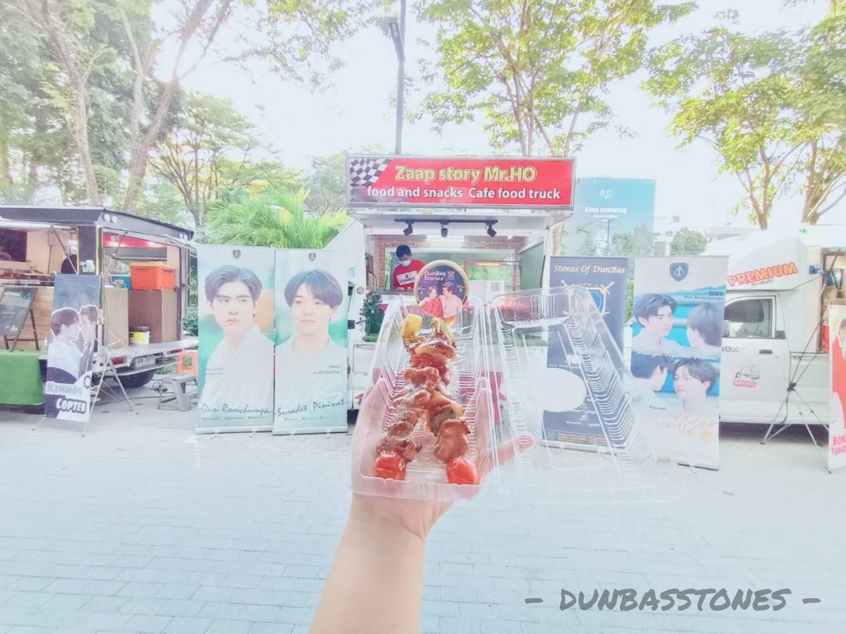 DB___ST's tweet photo. #DunBasStonesDelivery
| คุณพี่คุณน้อน ณ กองถ่าย #GenYss2Q22 17.01.65 |
ลูกหินขอเพิ่มองศาความรักของธนูวายุ ให้ร้อนแรงดั่งไฟเยอร์ ด้วย BBQ กริลล์กันสดๆ ให้ #ดุลบาส พี่ๆน้องๆนักแสดง ทีมงาน & Extra 🔥🔥🔥
#dunromch #บาสเด็กอ้วนที่แท้จริง
#DunBasStones https://t.co/HqZ7mNDHHy