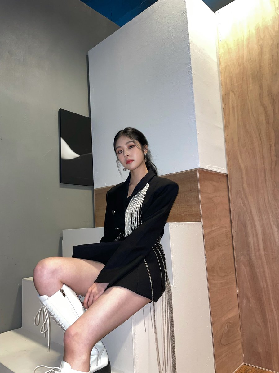 Erin_France_'s tweet photo. 📍 UPDATE du 04.11.21 📍

Aujourd'hui, j'ai apporté une photo du jour de la séance photo du magazine HIM !!! ✨🤍

#SKYLE 
#ERIN https://t.co/5srlIFomPu