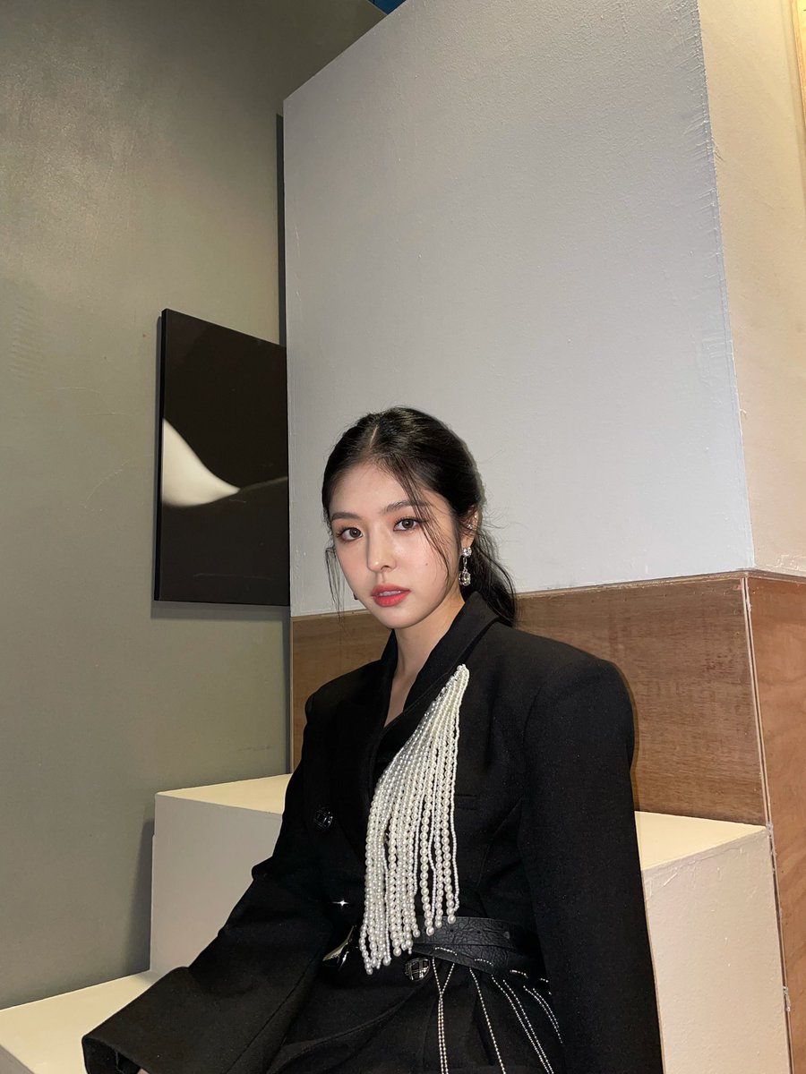 Erin_France_'s tweet photo. 📍 UPDATE du 04.11.21 📍

Aujourd'hui, j'ai apporté une photo du jour de la séance photo du magazine HIM !!! ✨🤍

#SKYLE 
#ERIN https://t.co/5srlIFomPu