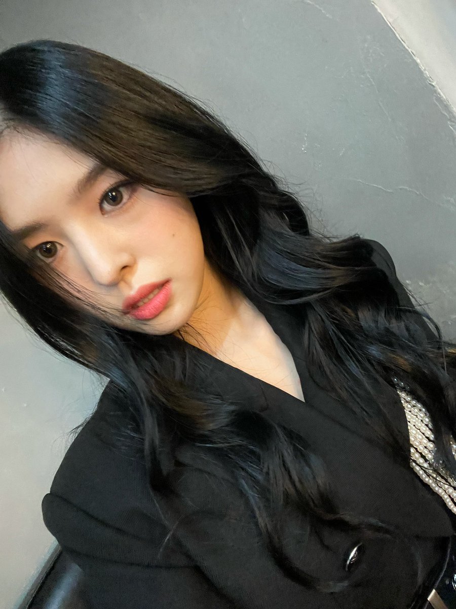 Erin_France_'s tweet photo. 📍 UPDATE du 04.11.21 📍

Aujourd'hui, j'ai apporté une photo du jour de la séance photo du magazine HIM !!! ✨🤍

#SKYLE 
#ERIN https://t.co/5srlIFomPu