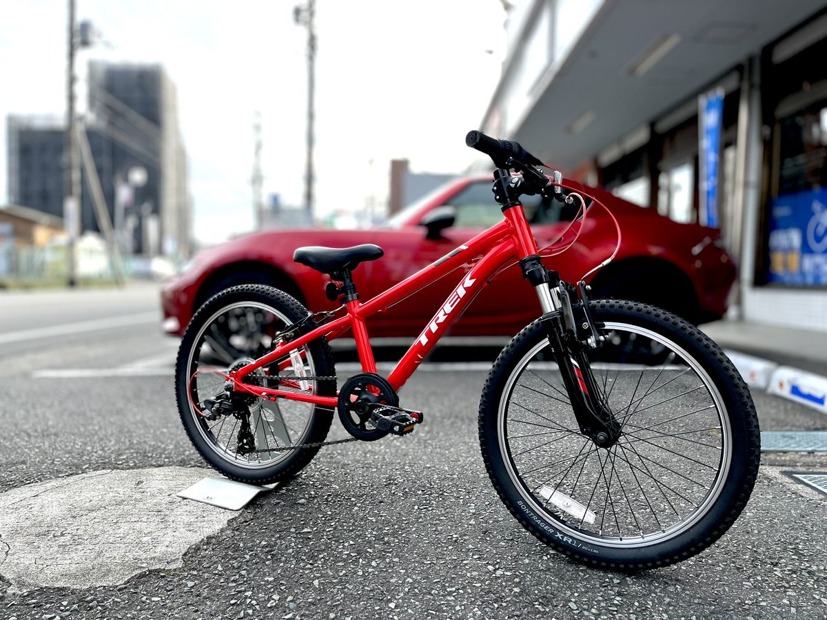 SENSHABicycle1's tweet photo. 磨きとコーティングの #PRECALIBER さんの施工が完了しました。
くたびれた子ども車という印象が、ピカピカ✨のキッズバイク❗️って感じになりました🤩
写真も外で撮っちゃう😁
お子さんも喜んでくれると良いな☺️

#trek #キッズバイク #SENSHAで洗車 
https://t.co/K9iMPS0OxF https://t.co/617EWXPWYR