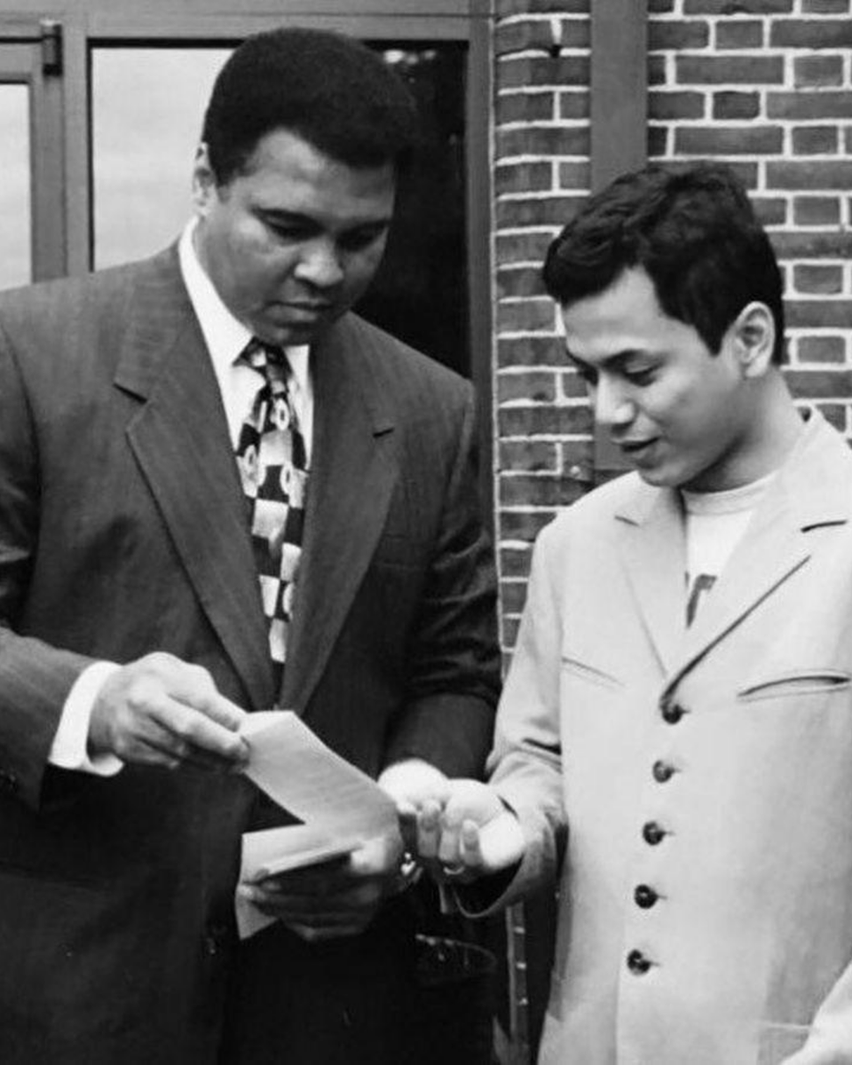 DIEHARDADIDAS's tweet photo. Selamat Ulang Tahun Muhammad Ali.
Beliau lahir pada hari ini 80 tahun yang lalu, atau tepat di 17 Januari 1942
Muhammad Ali pernah bertanding di Indonesia pada tahun 1973 melawan Petinju asal Belanda, Rudi Lubbers
courtesy https://t.co/5YKDx13g6Z https://t.co/xGWcteaJT7
#3FOIL https://t.co/vHWCIM4l0m